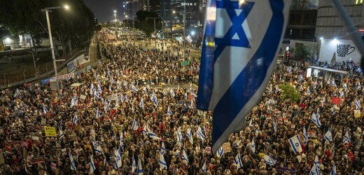Tisíce Izraelců protestovaly a požadovaly, aby premiér Netanjahu přijal dohodu o příměří s Hamásem